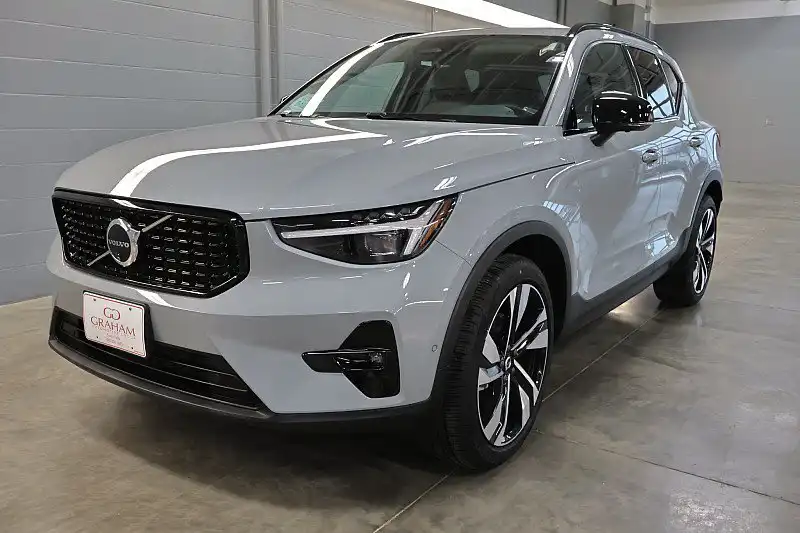 2025 Volvo XC40 B5 Plus Dark AWD's photo