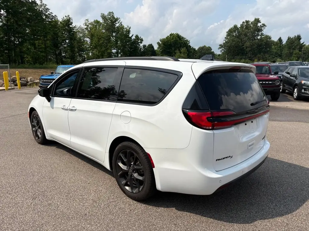 2025 Chrysler Pacifica Limited photo 3