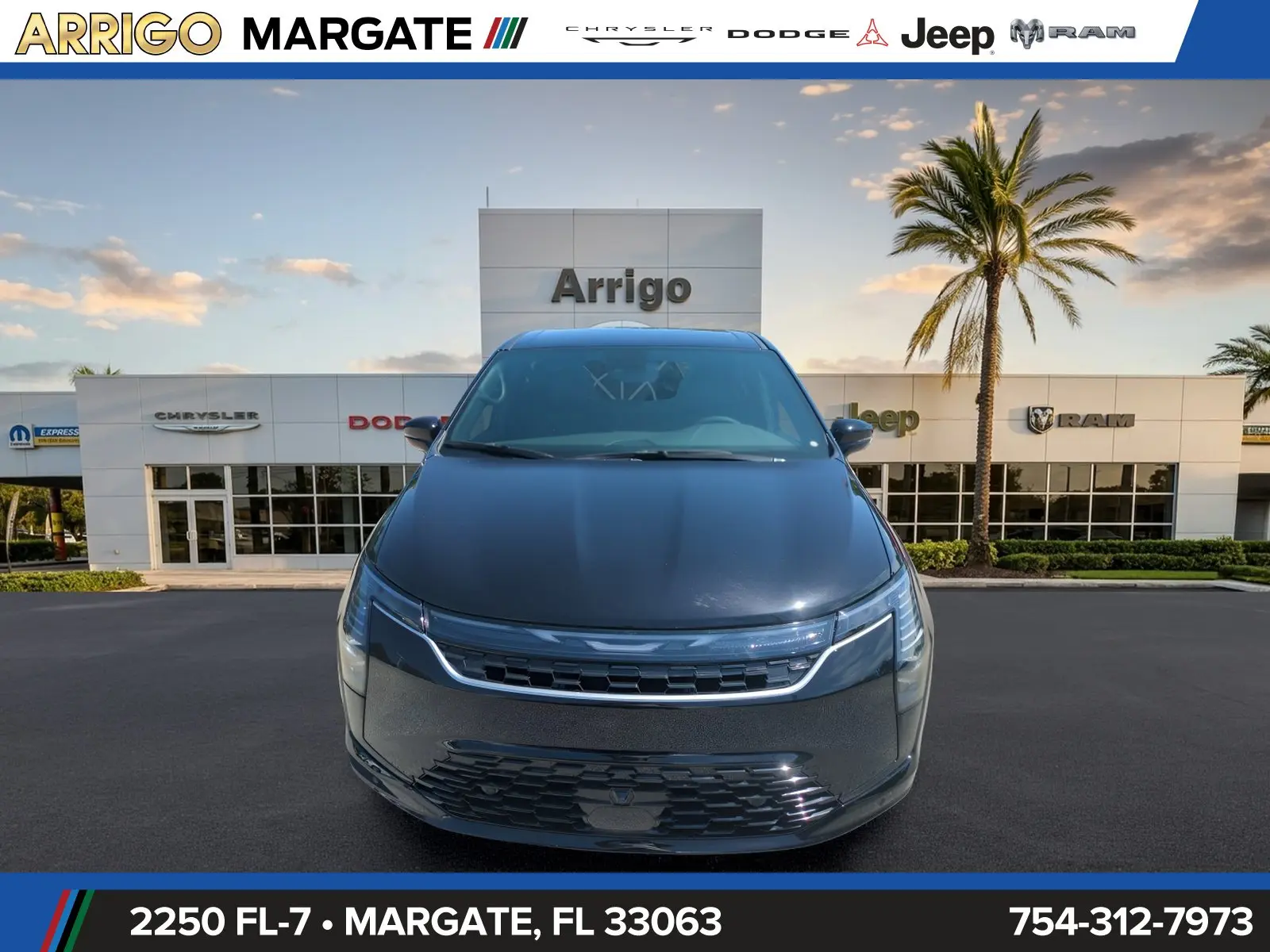 2027 Chrysler Pacifica Select photo 3