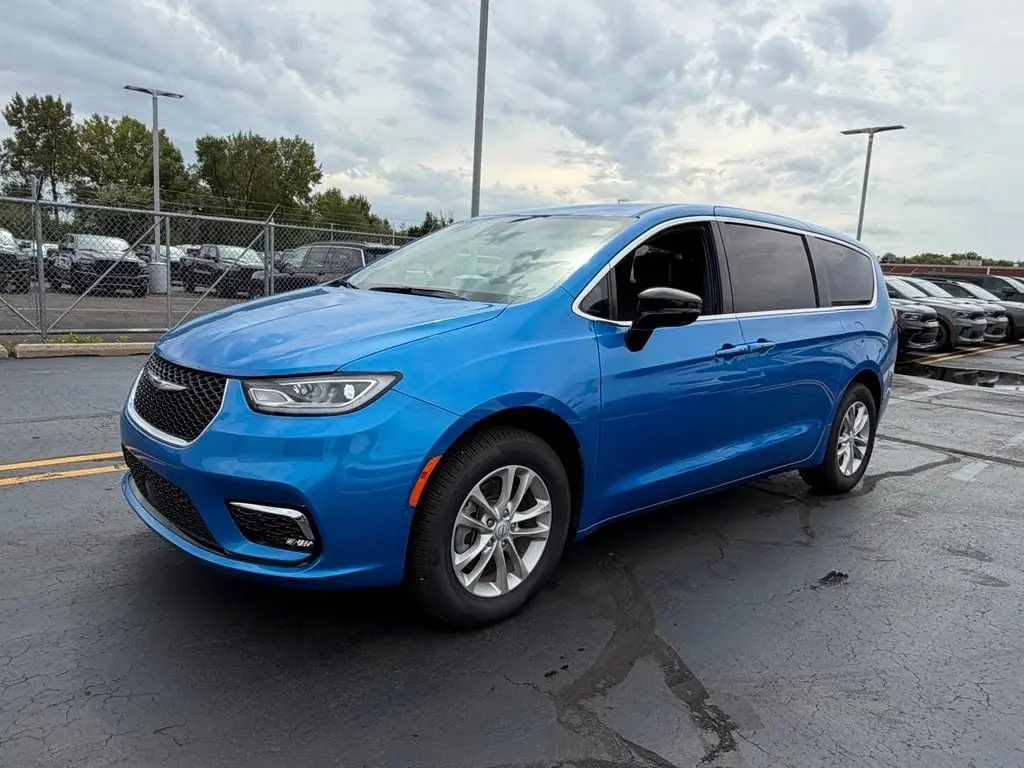 2026 Chrysler Pacifica Select AWD photo 3