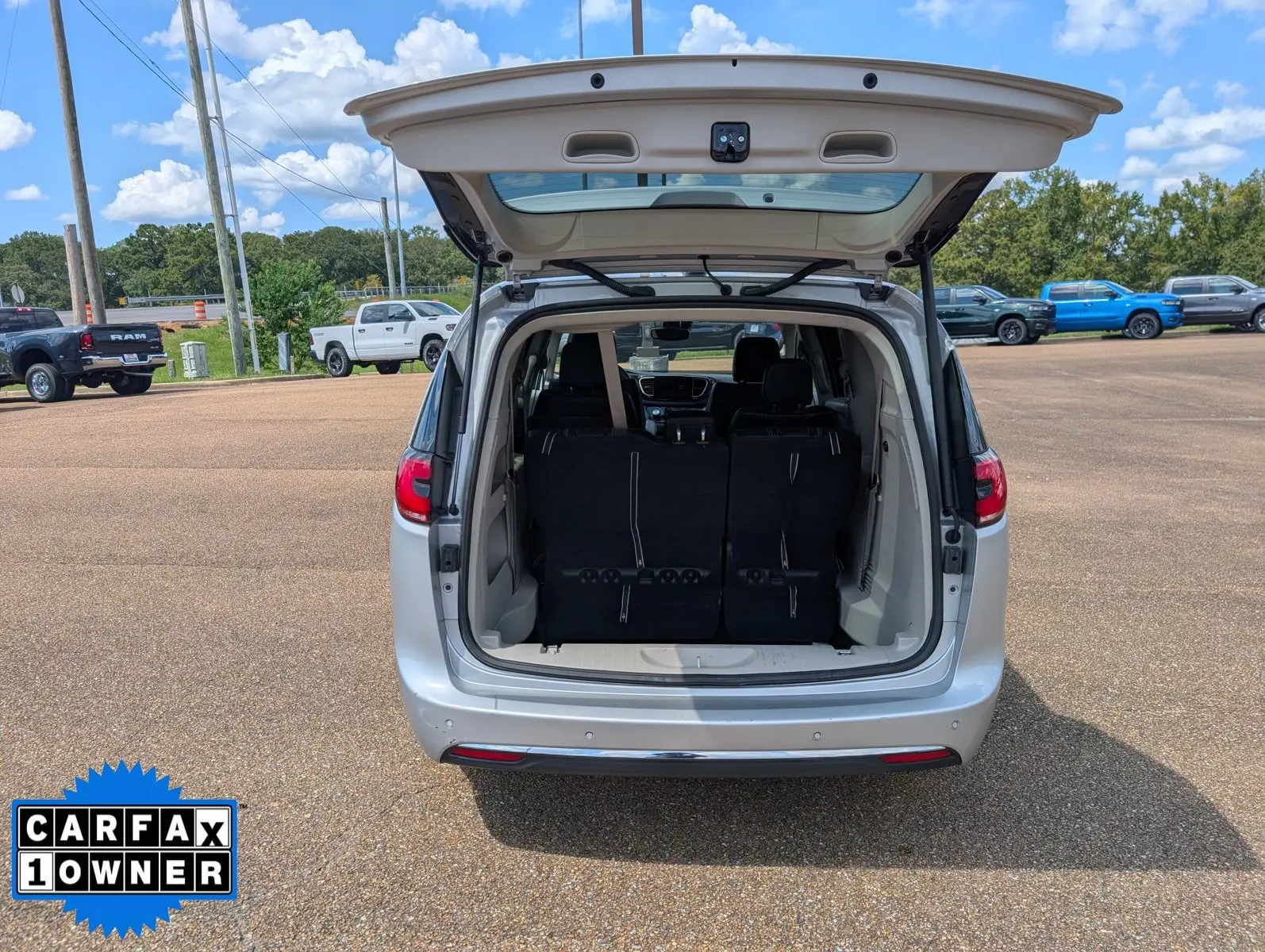 2024 Chrysler Pacifica Touring L photo 5