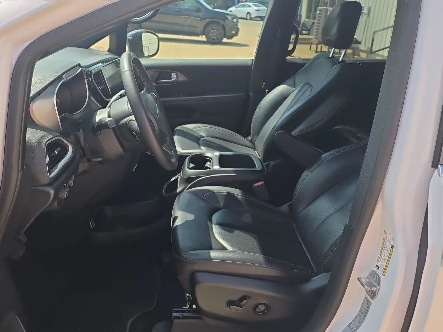 2025 Chrysler Pacifica Select photo 5
