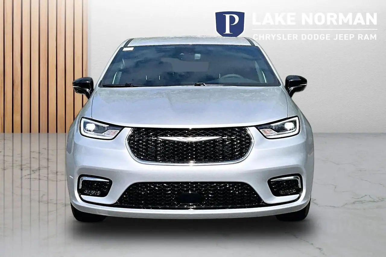 2026 Chrysler Pacifica Select photo 3