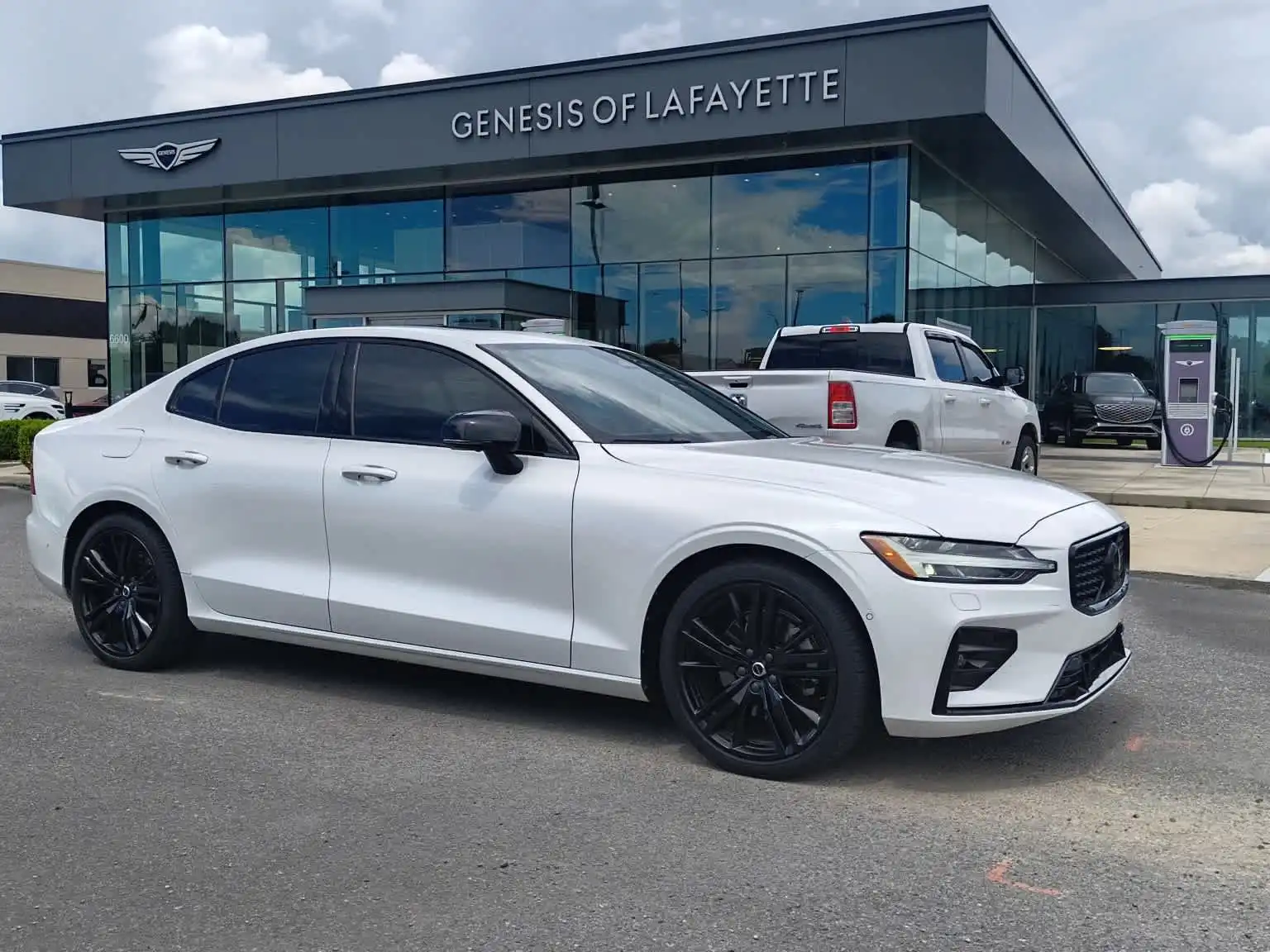 2023 Volvo S60 B5 Plus Black Edition's photo