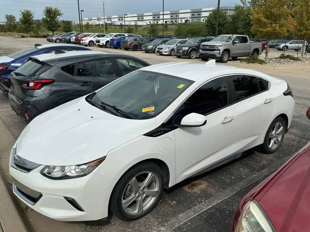 2018 Chevrolet Volt LT photo 3