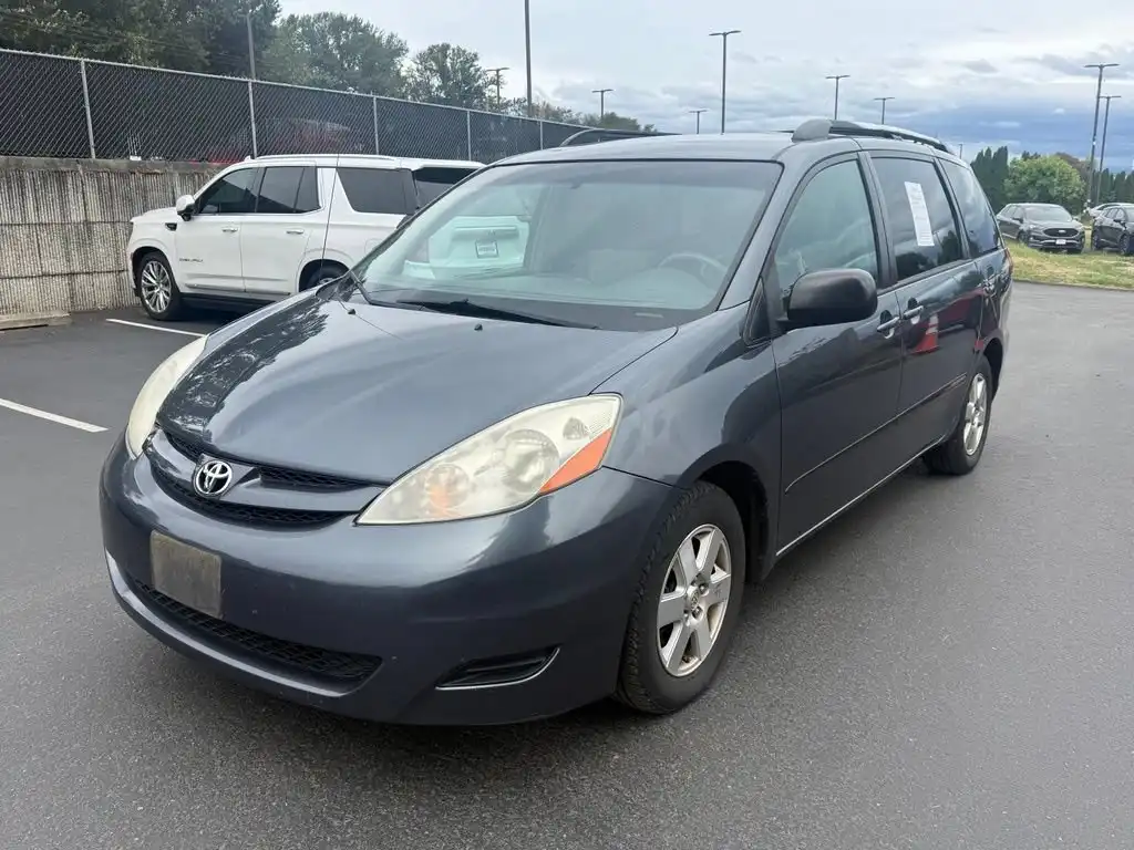 2009 Toyota Sienna LE 7-Passenger's photo