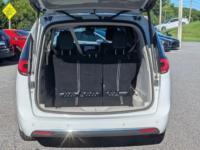 2023 Chrysler Pacifica Touring L photo 5