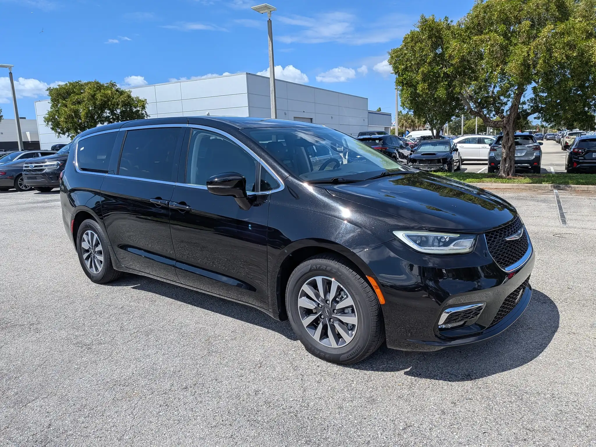 2024 Chrysler Pacifica Hybrid PHEV Select's photo