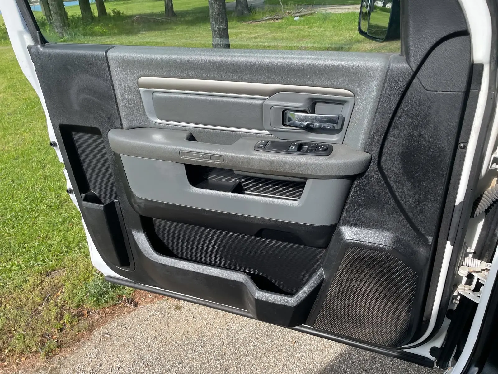 2017 RAM 3500 Tradesman Regular Cab SWB DRW photo 5
