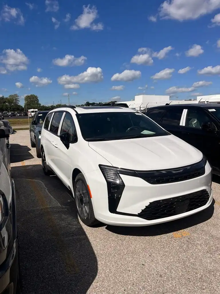 2027 Chrysler Pacifica Limited's photo