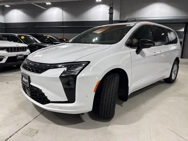 2027 Chrysler Pacifica Select AWD photo 3