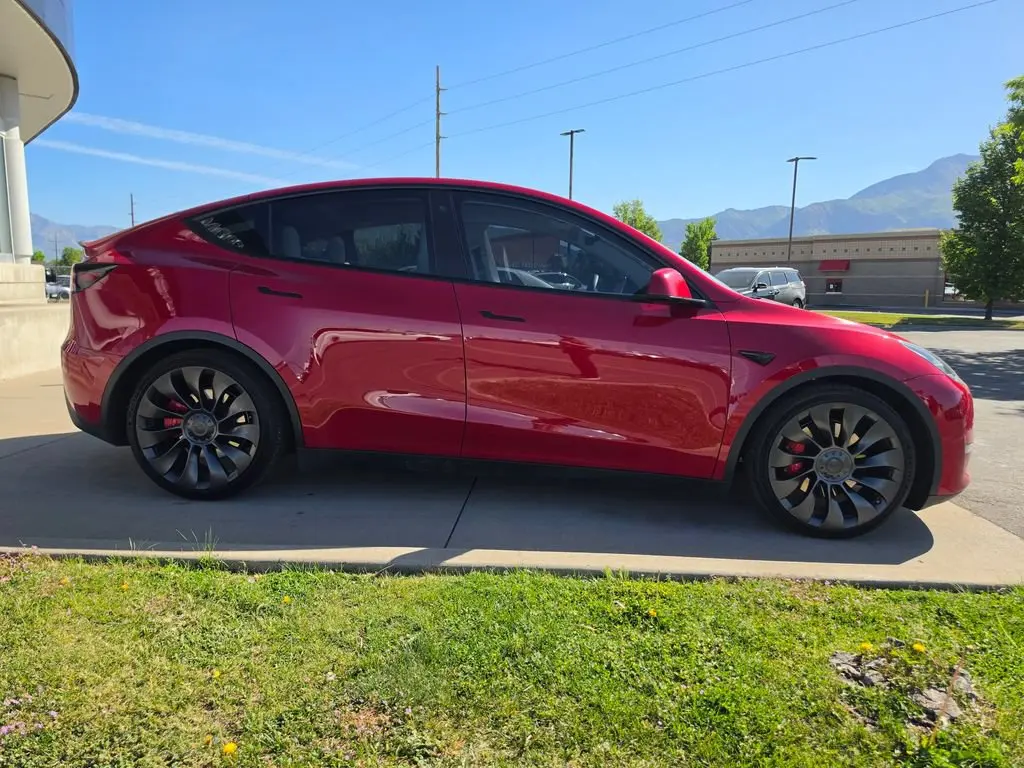 2023 Tesla Model Y Performance Dual Motor All-Wheel Drive photo 4