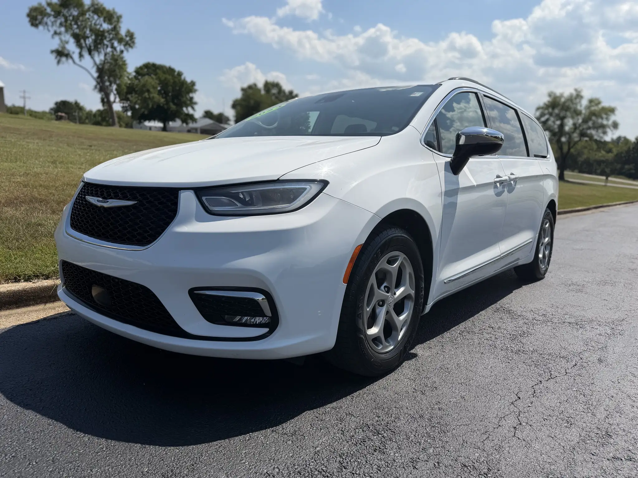 2023 Chrysler Pacifica Limited photo 1
