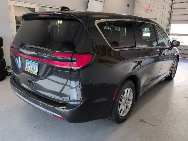 2025 Chrysler Pacifica Select photo 5