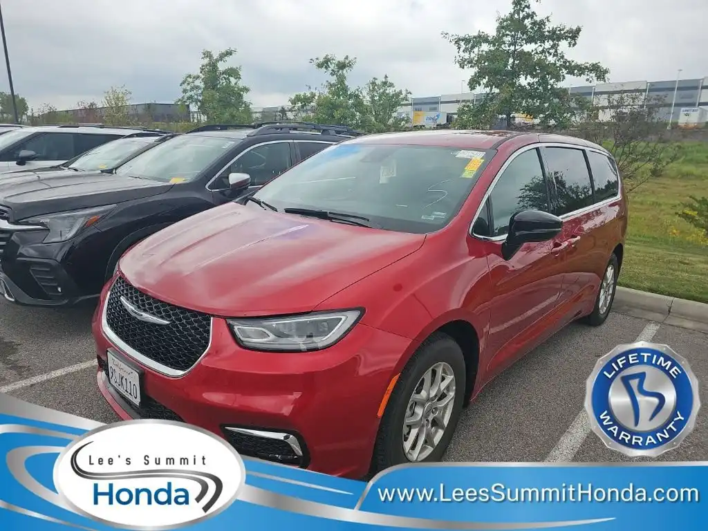 2025 Chrysler Pacifica Select's photo