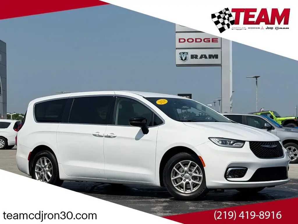2024 Chrysler Pacifica Touring L's photo