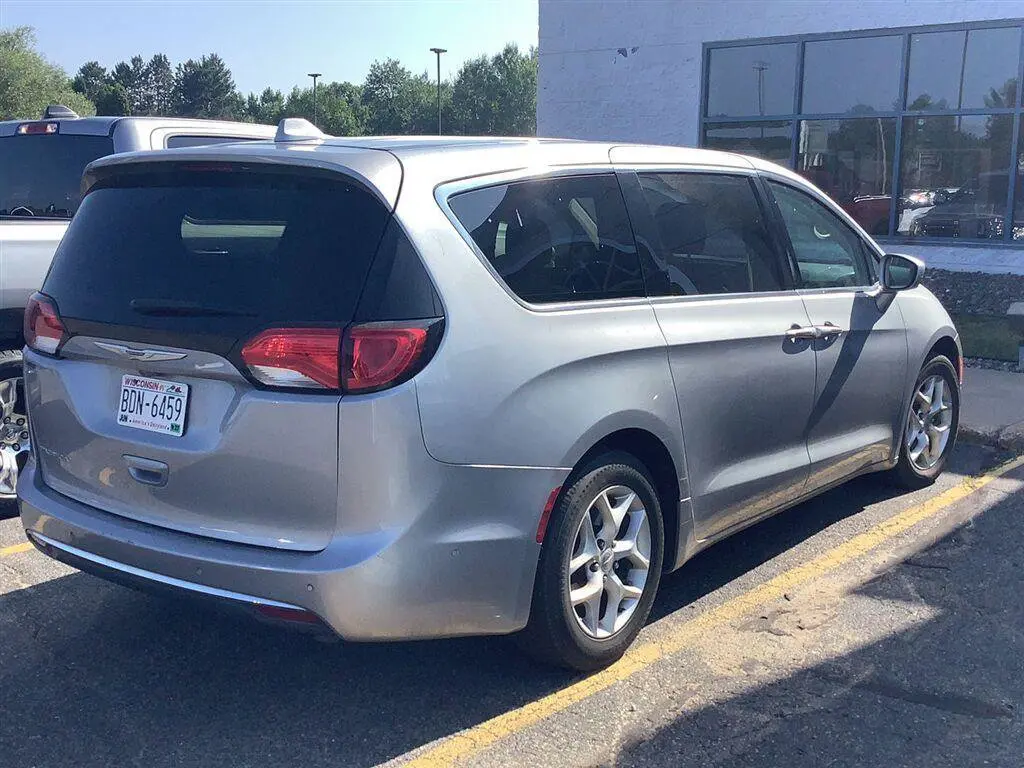 2019 Chrysler Pacifica Touring Plus photo 3