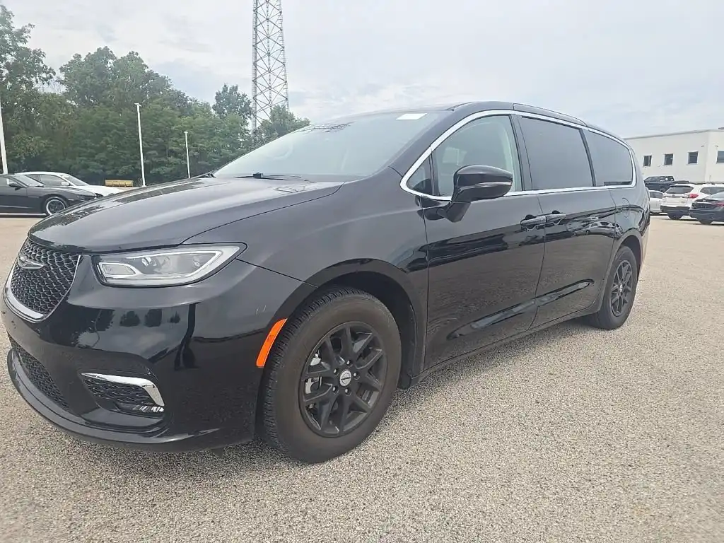 2024 Chrysler Pacifica Touring L's photo
