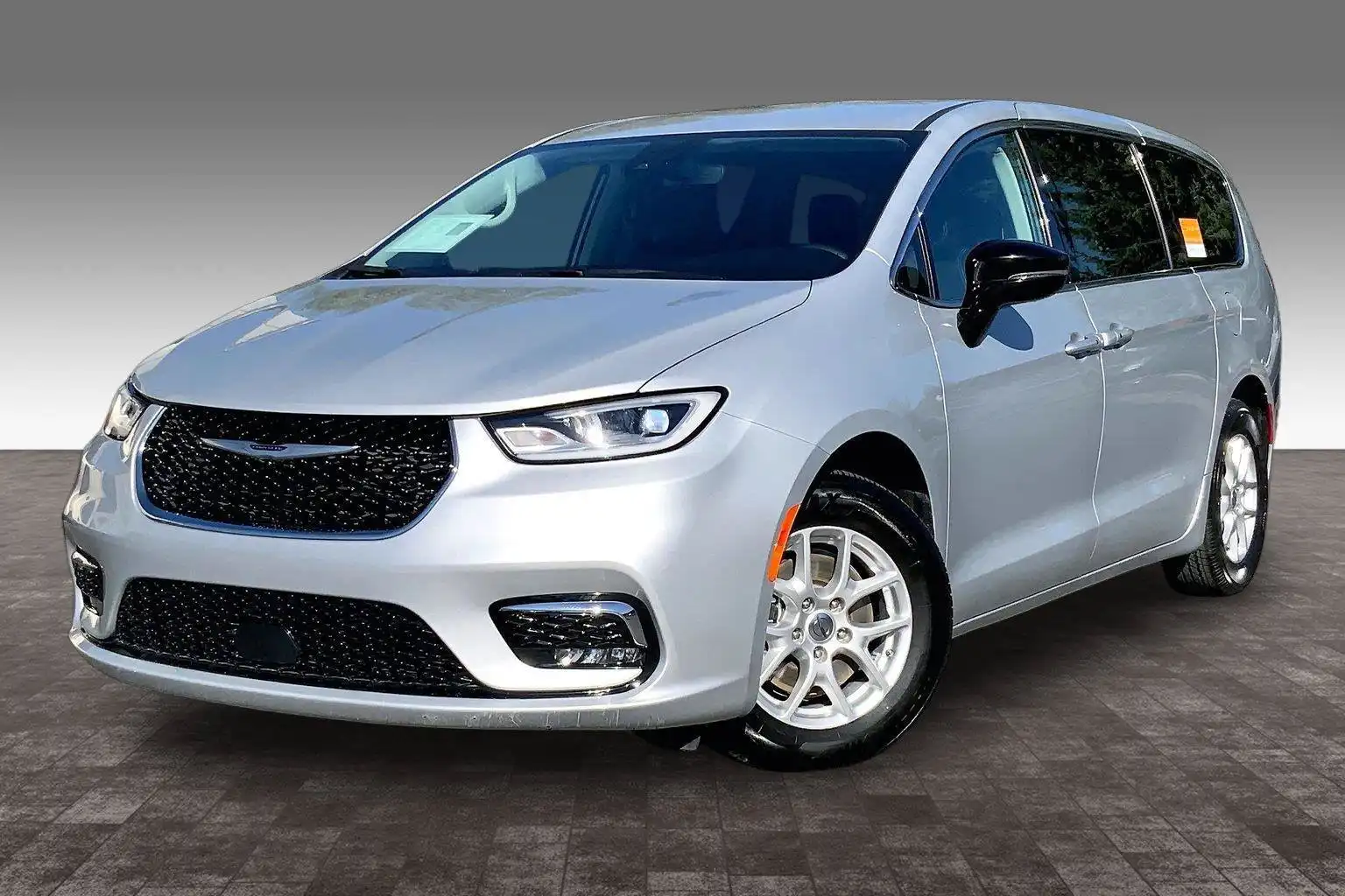 2024 Chrysler Pacifica Touring L's photo