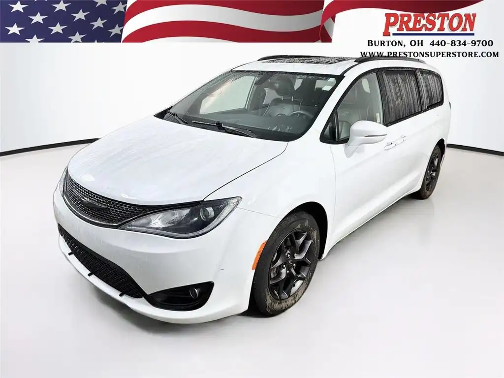2020 Chrysler Pacifica Limited's photo
