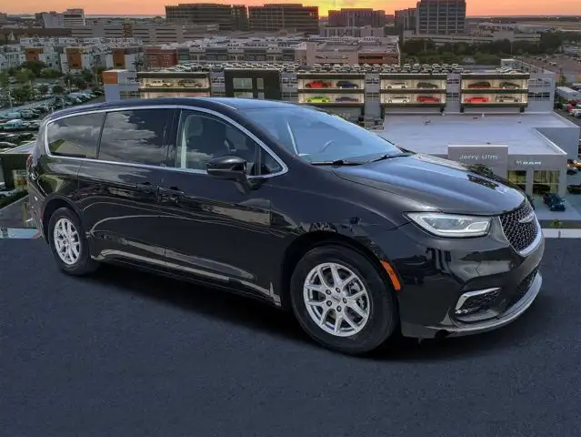 2023 Chrysler Pacifica Touring L's photo