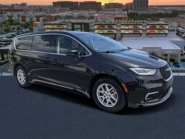 2023 Chrysler Pacifica Touring L's photo