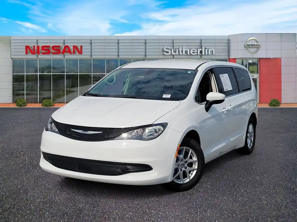 2022 Chrysler Voyager LX's photo