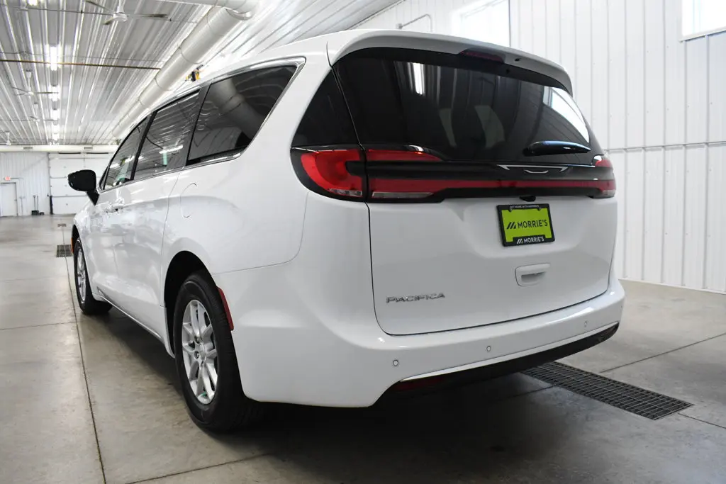 2027 Chrysler Pacifica Select photo 5