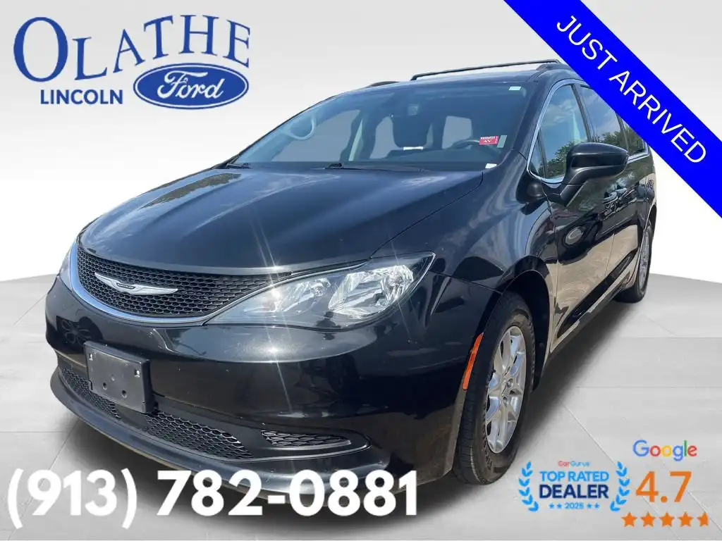2021 Chrysler Voyager LXI's photo