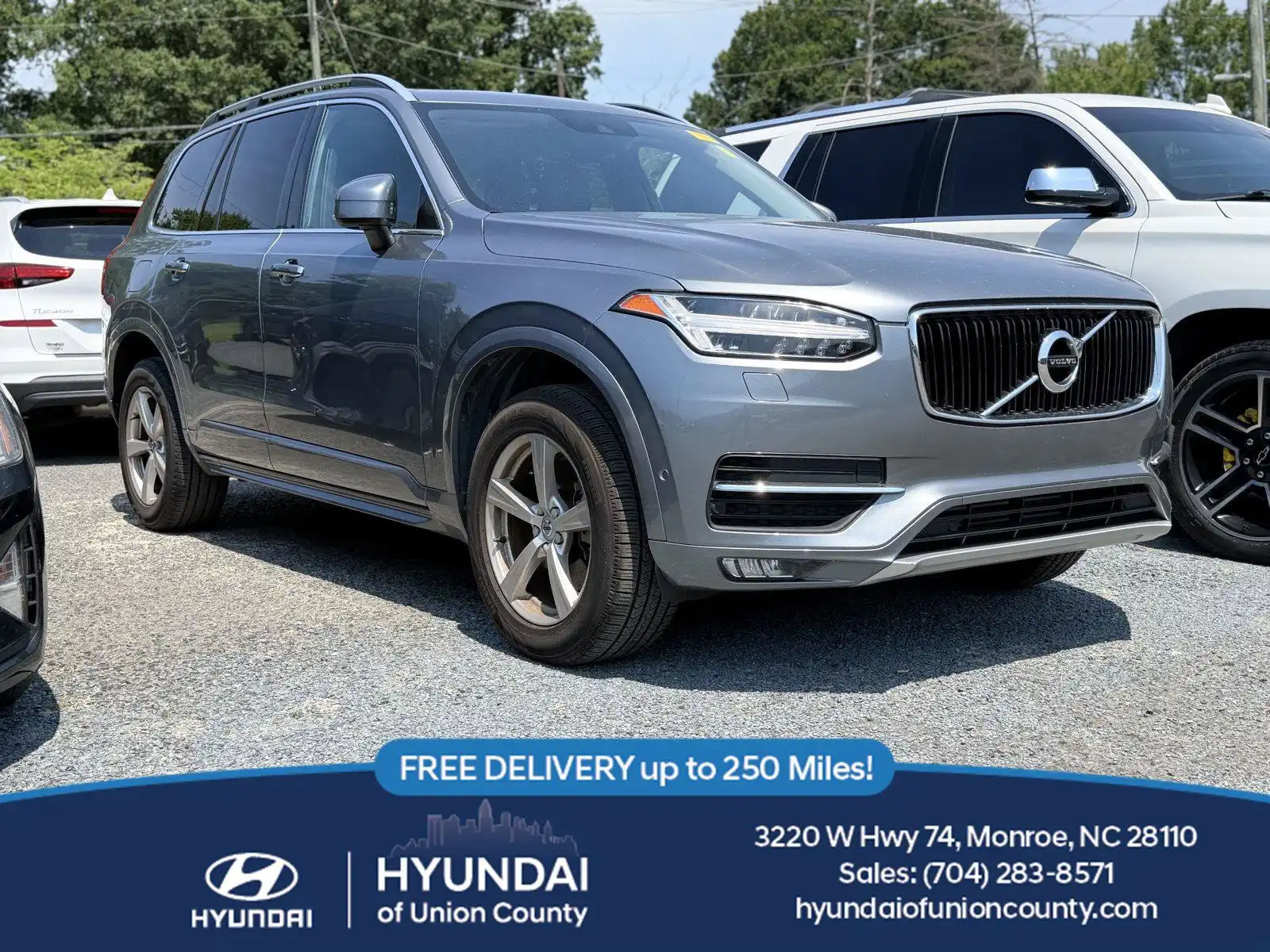 2016 Volvo XC90 T5 AWD Momentum's photo