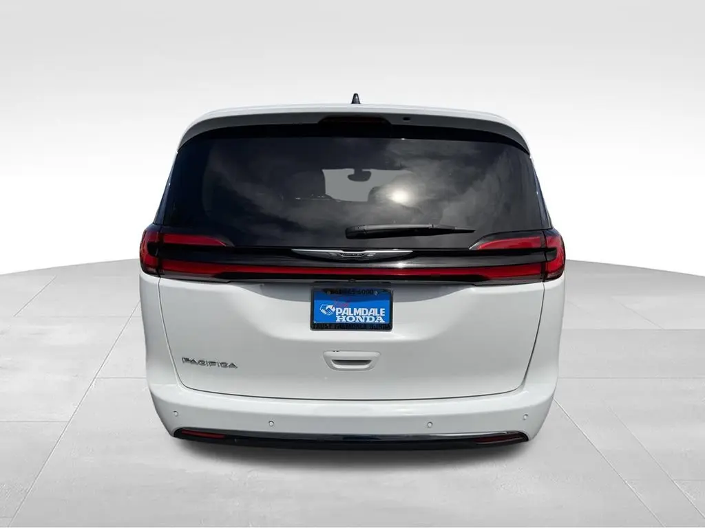 2024 Chrysler Pacifica Touring L photo 4
