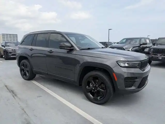 2022 Jeep Grand Cherokee Altitude's photo
