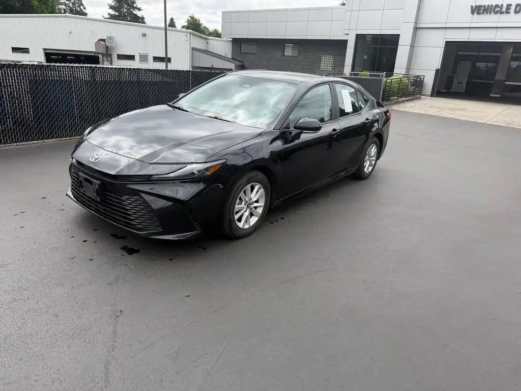 2025 Toyota Camry LE Hybrid's photo