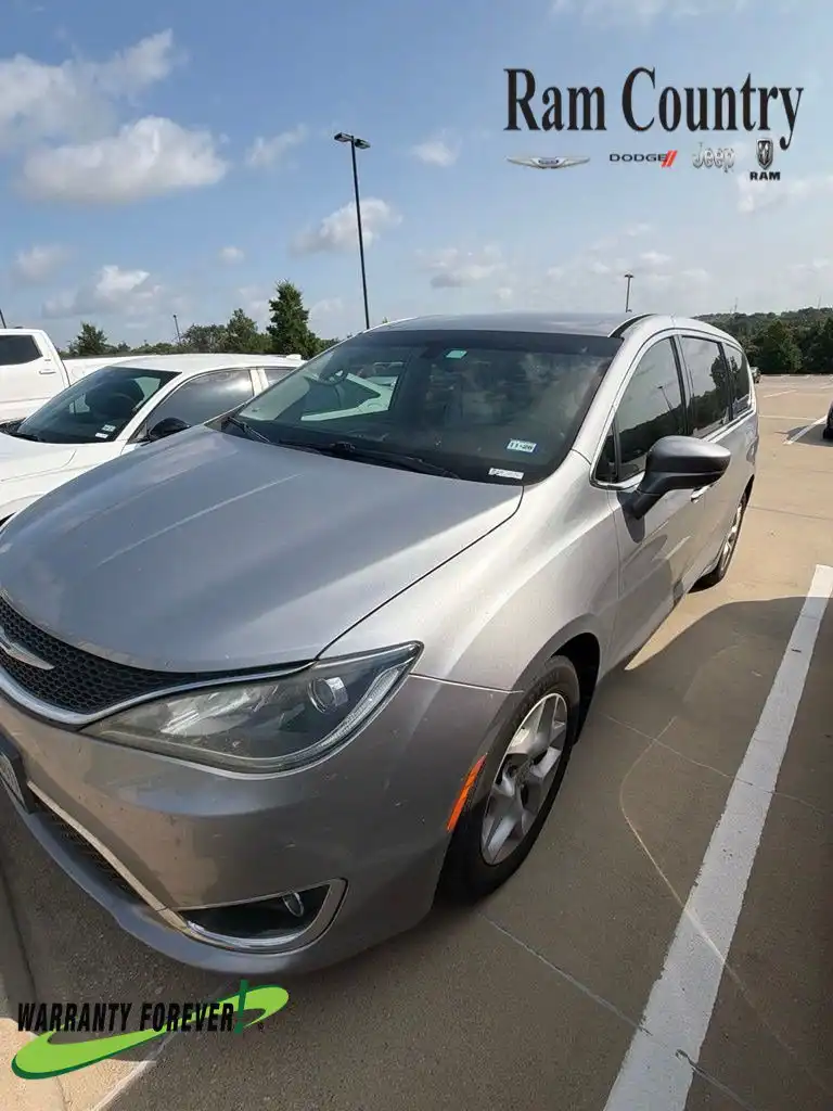 2018 Chrysler Pacifica Touring Plus's photo