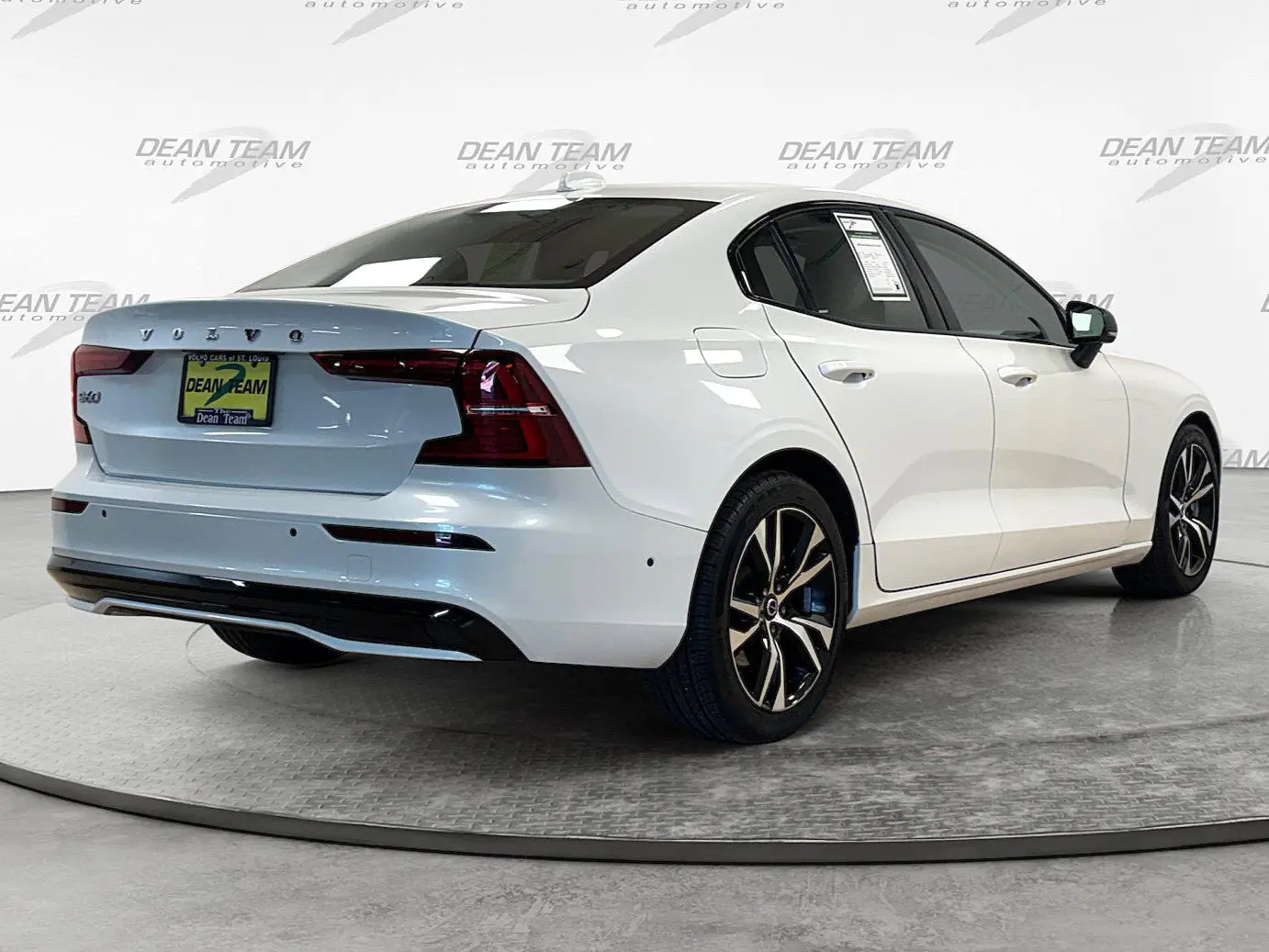 2024 Volvo S60 B5 Core Dark Theme photo 4