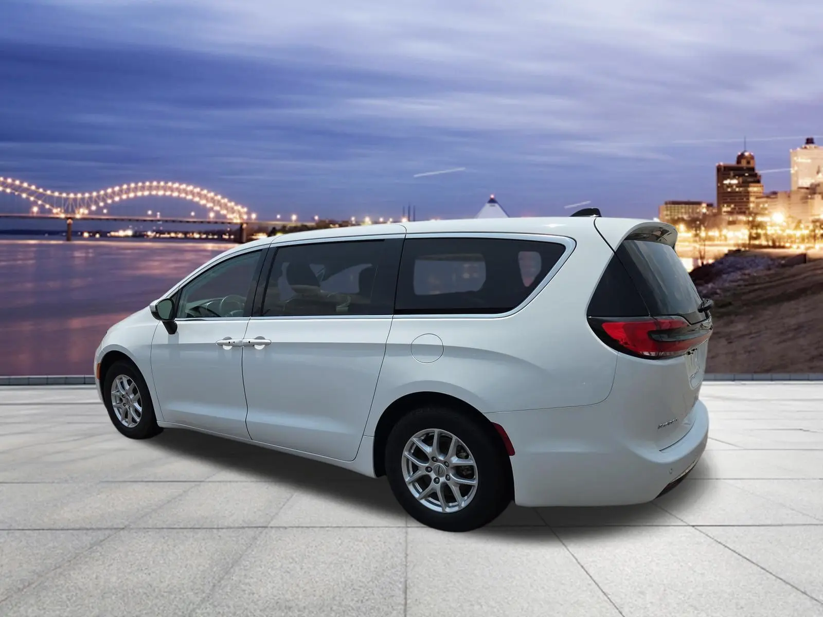 2023 Chrysler Pacifica Touring L photo 3