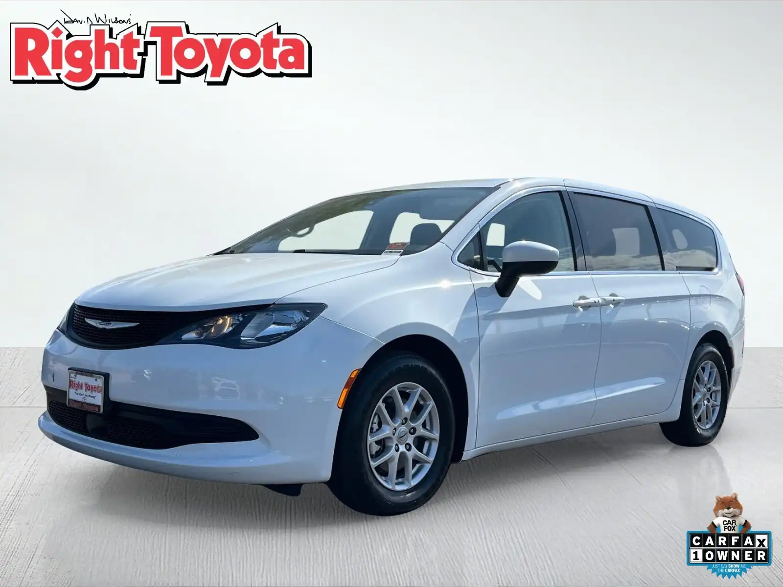 2023 Chrysler Voyager LX's photo