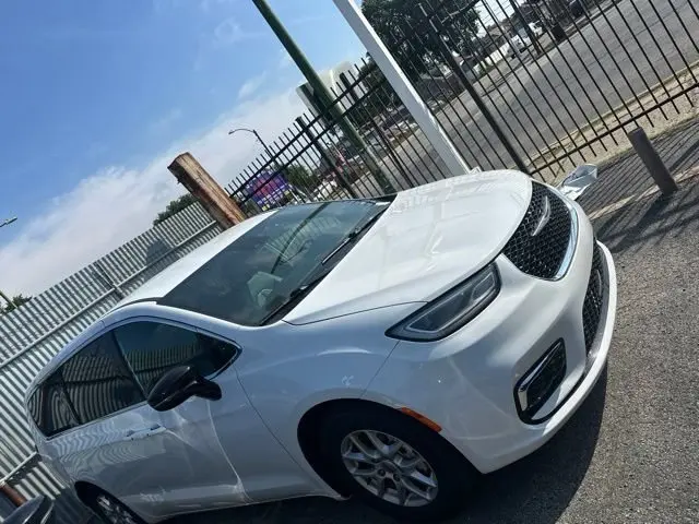 2025 Chrysler Pacifica Select photo 3
