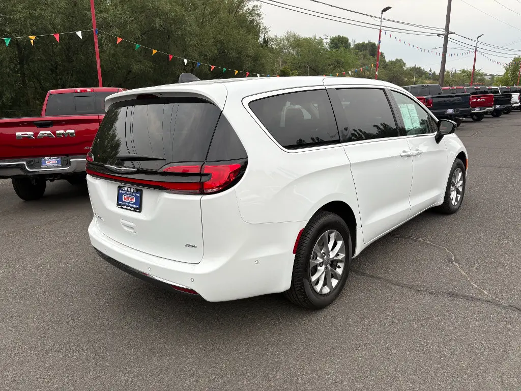 2024 Chrysler Pacifica Touring L AWD photo 5