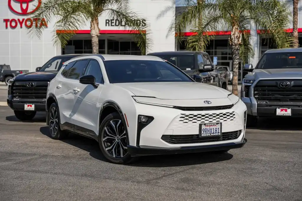 2025 Toyota Crown Signia XLE AWD's photo