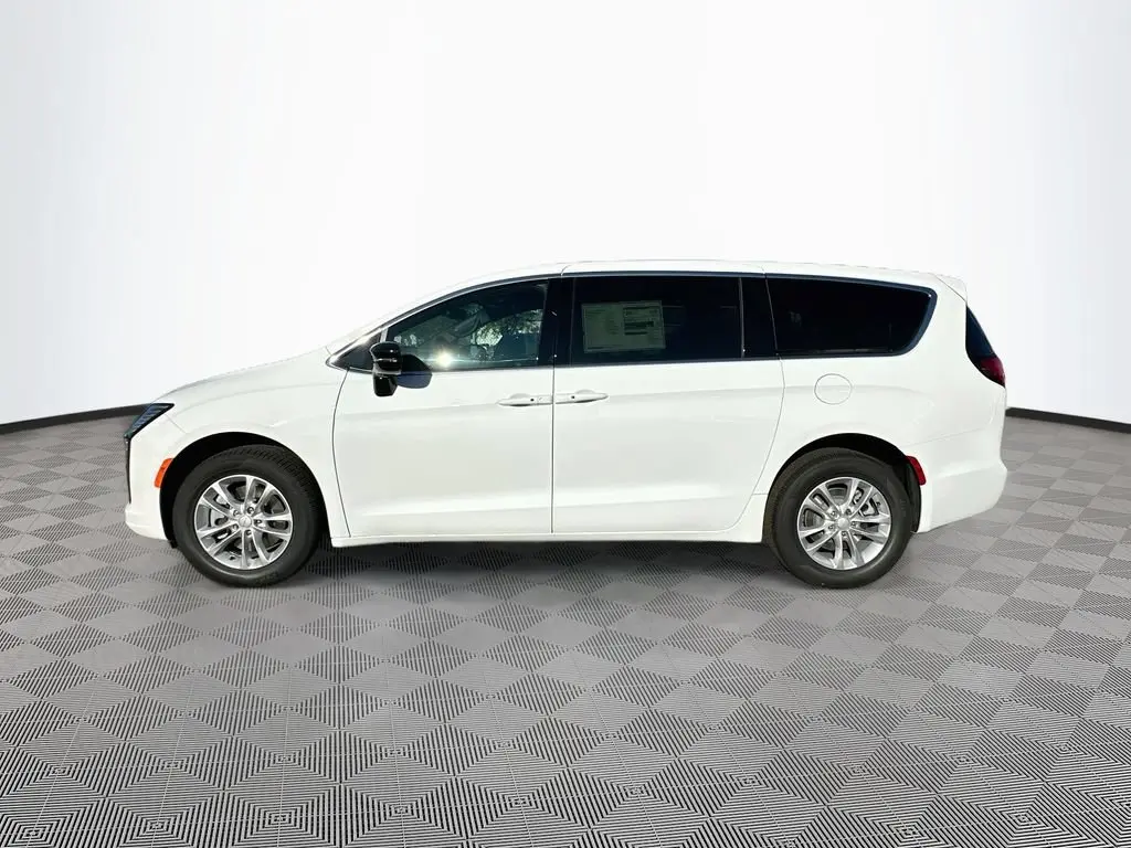 2027 Chrysler Pacifica Select AWD photo 5