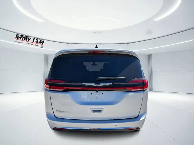 2026 Chrysler Pacifica Select photo 4