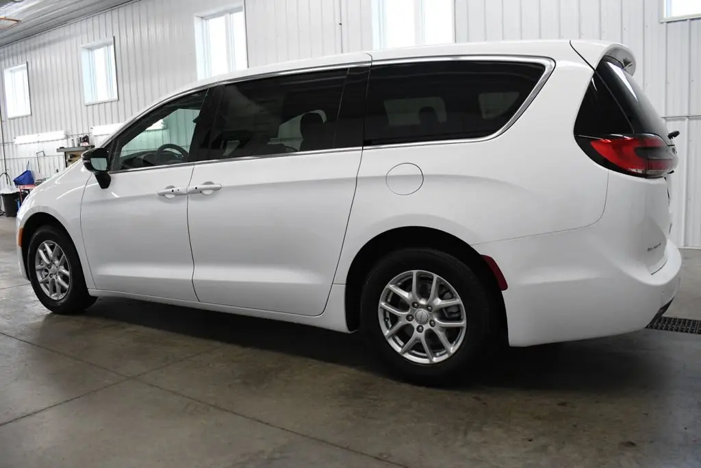2027 Chrysler Pacifica Select photo 4