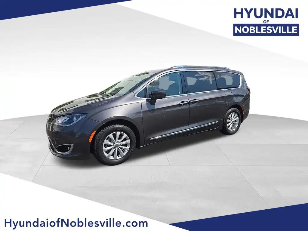 2019 Chrysler Pacifica Touring L's photo