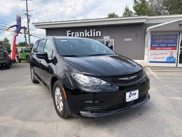2026 Chrysler Voyager LX's photo