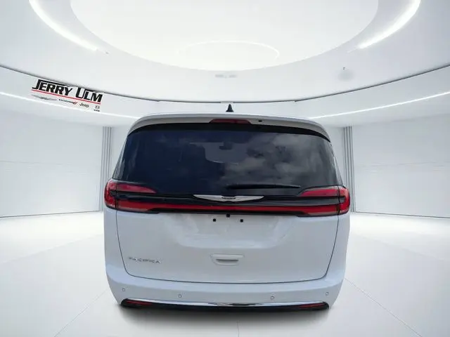 2026 Chrysler Pacifica Select photo 4