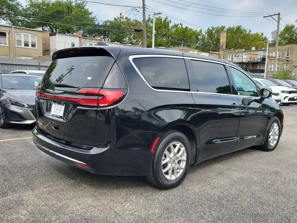 2025 Chrysler Pacifica Select photo 4