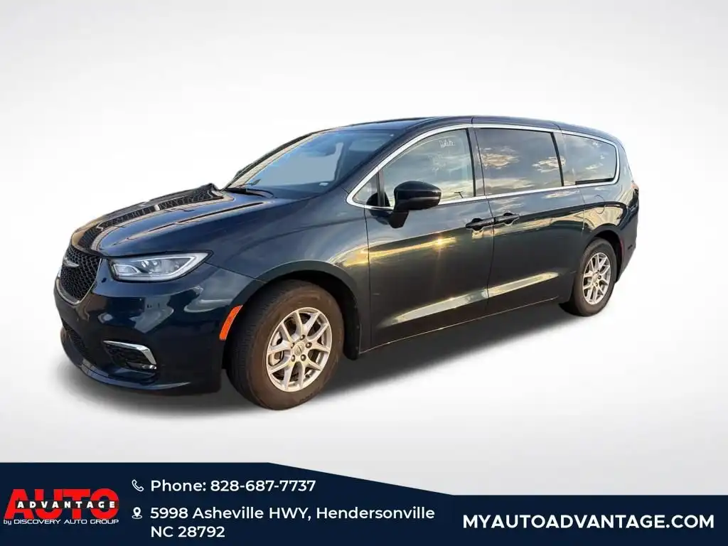2023 Chrysler Pacifica Touring L's photo