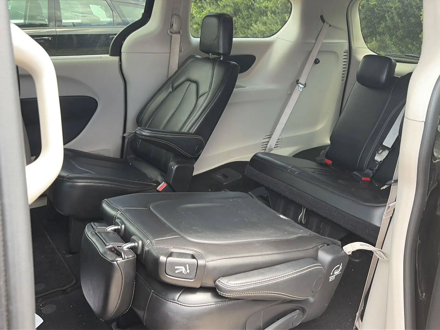 2023 Chrysler Pacifica Touring L photo 4
