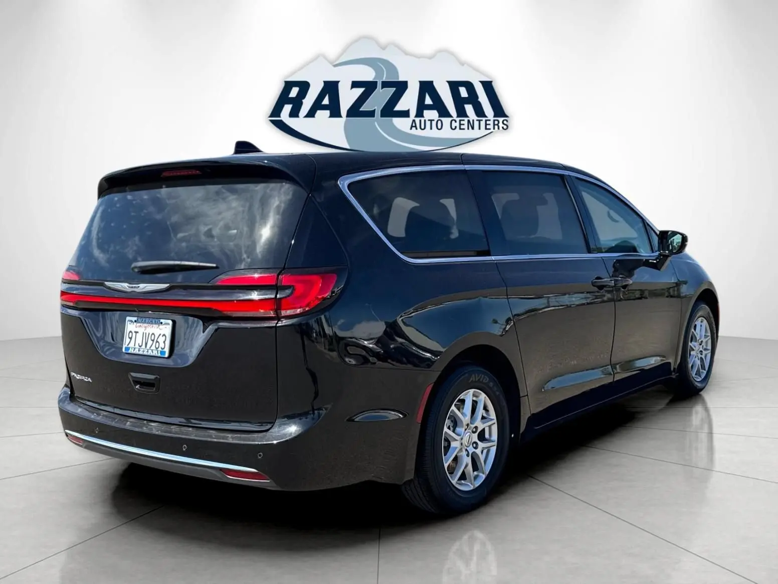 2024 Chrysler Pacifica Touring L photo 3